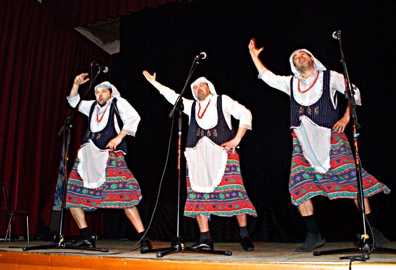 Kabaret „Dno” - męska grupa artystyczna z Dąbrowy Górniczej na scenie w Kosowie Lackim. Fot. Arch. M-GOK