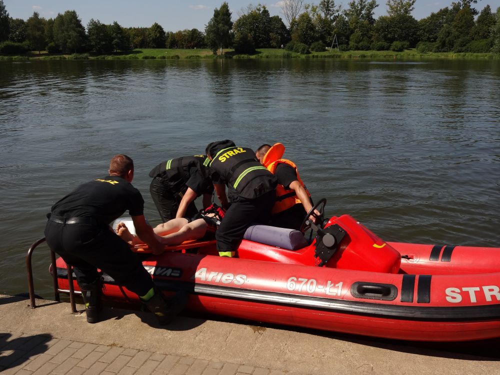 Pokaz ratownictwa wodnego w wykonaniu strażaków z Węgrowa