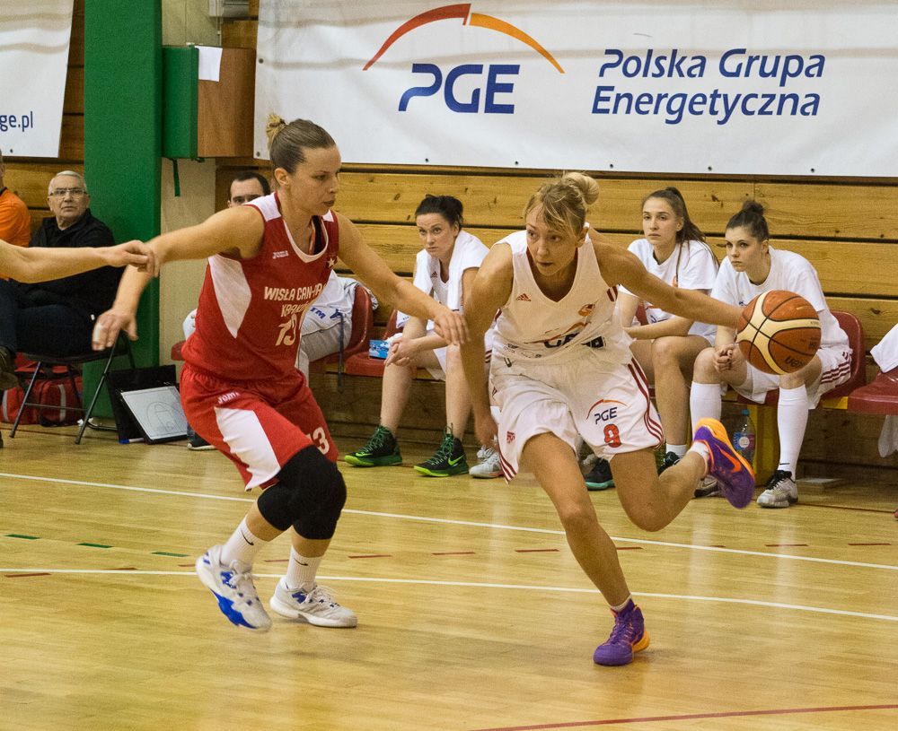 W siedleckim zespole na kolejny sezon pozostanie m.in. Oksana Mollow (za zdjęciu z piłką) 