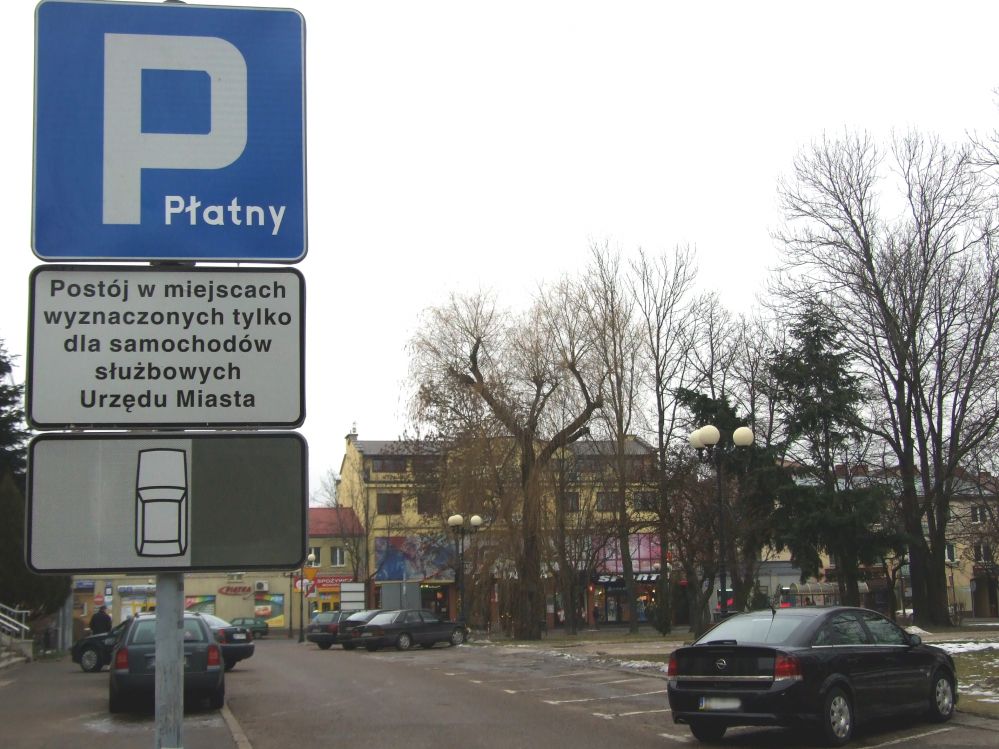 Parking przed Urzędem Miasta