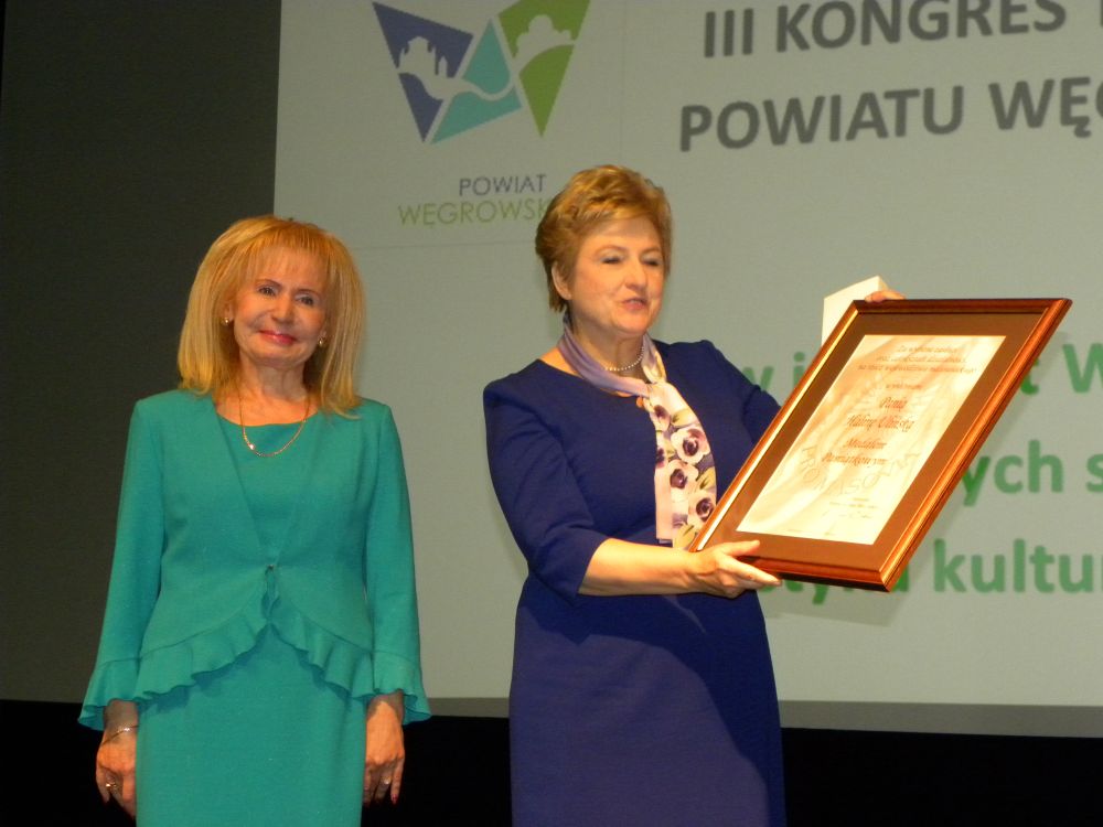 Elżbieta Lanc (z prawej) wręcza medal i dyplom Halinie Ulińskiej.  fot. sej
