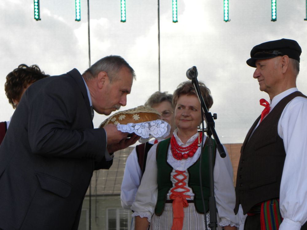 Burmistrz Krzysztof Wyszogrodzki odbiera chleb z rąk starostów