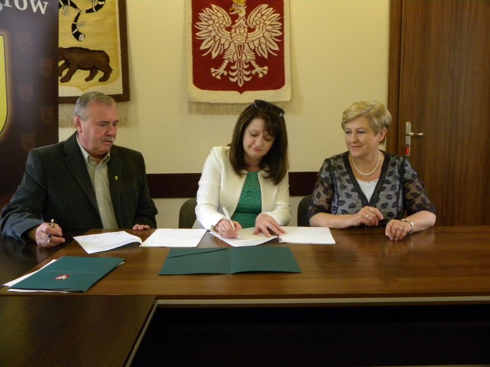 Umowę podpisali (od lewej): Krzysztof Wyszogrodzki, Janina Ewa Orzełowska i Elżbieta Lanc. fot. sej
