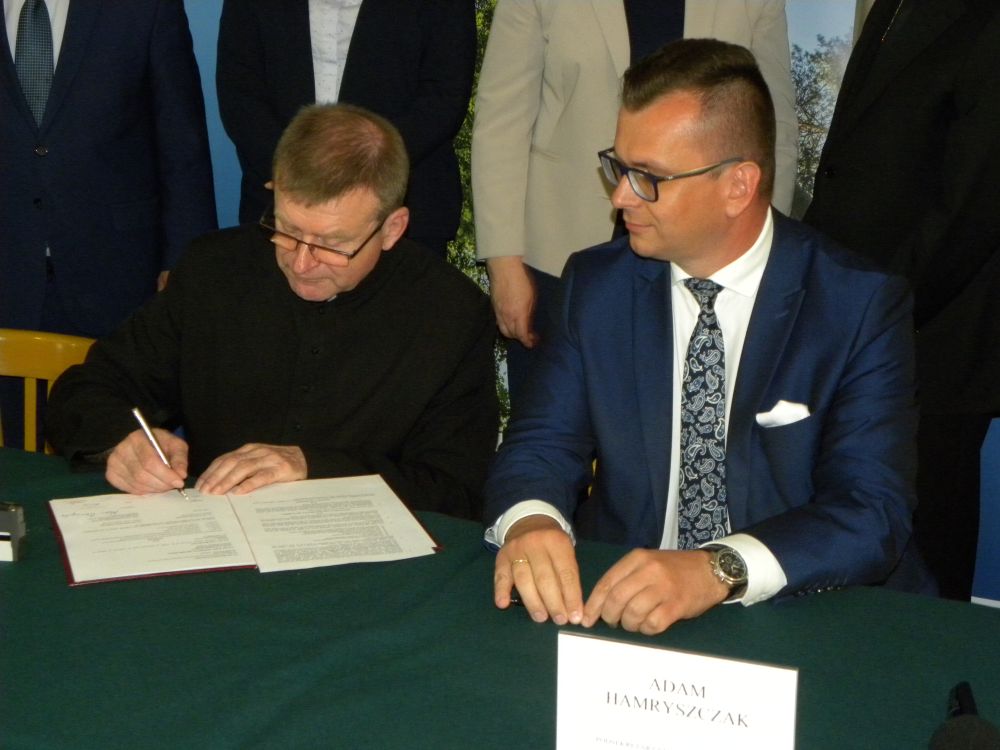 Umowę podpisali: ks. Romuald Kosk i wicemisnister Adam Hamryszczak.  fot. sej