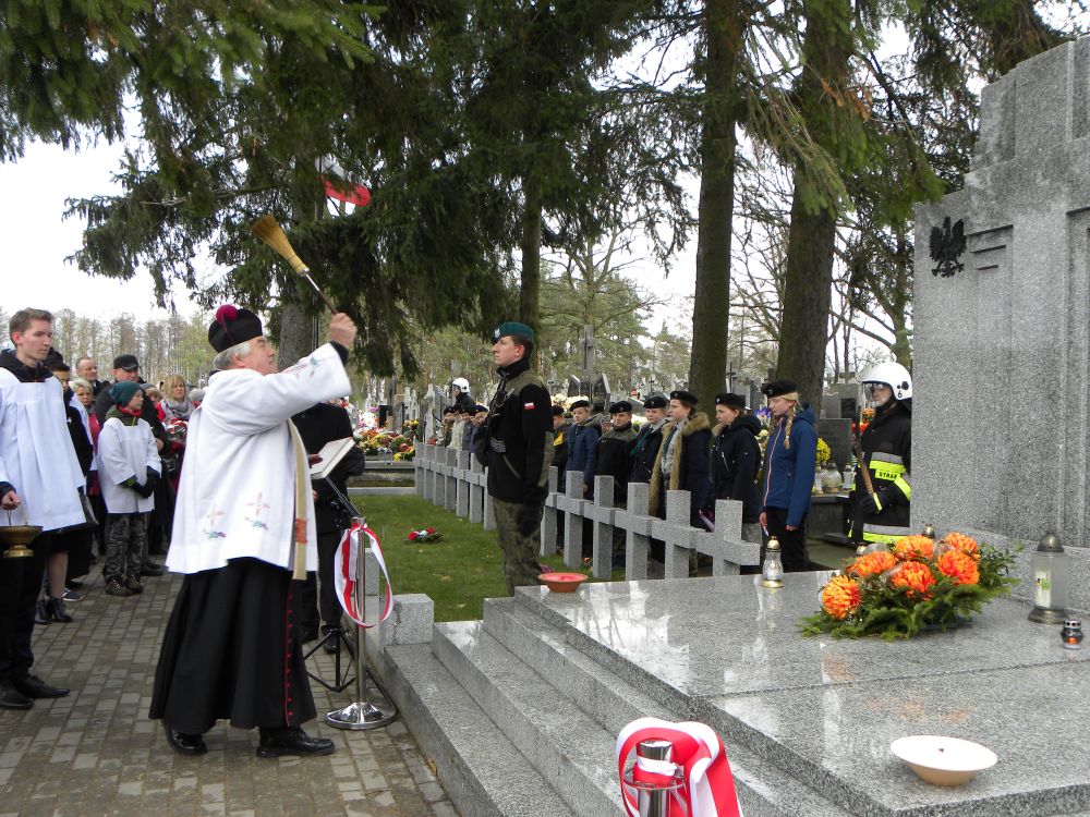Poświęcenie pomnika żołnierzy września 1939 roku znajdującego się na cmentarzu w Sadownem. fot. sej