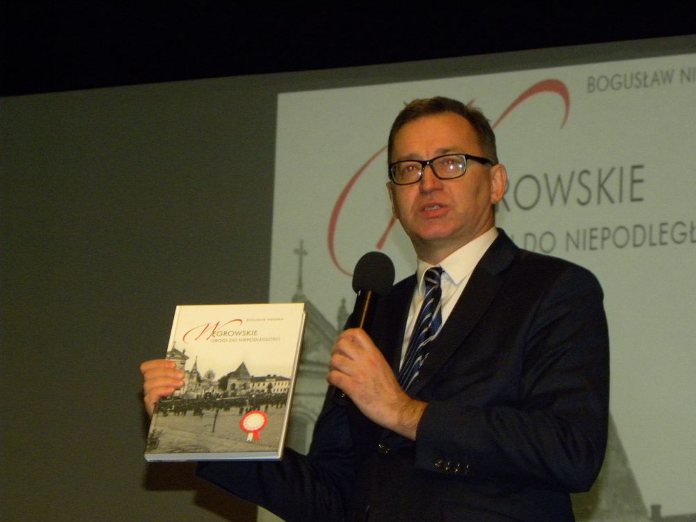 Prezes IPN dr Jarosław Szarek z książką 