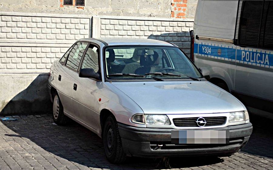 W tym samochodzie w 40-stopniowym skwarze siedział mały chłopiec pozostawiony przy ul. 3 Maja w Siedlcach. Fot. KMP w Siedlcach