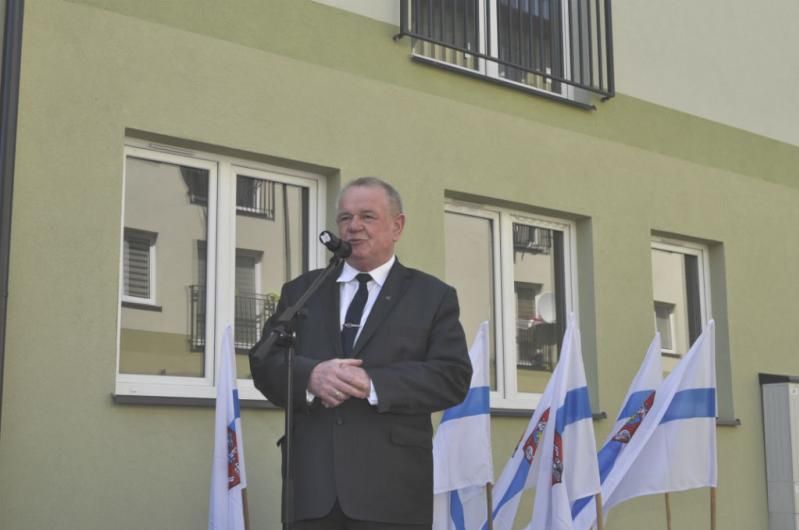 Prezydent Kudelski przemawia podczas oddawania do użytku mieszkań komunalnych przy ulicy Geodetów fot. UM w Siedlcach