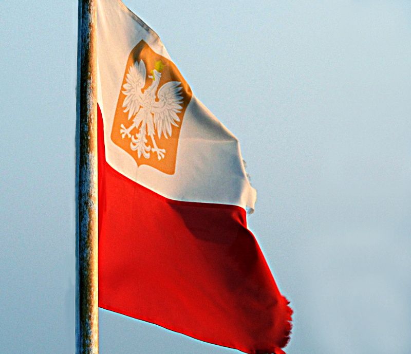 Polska bandera na flagsztoku s/y „Warszawska Nike”. Fot. PGL