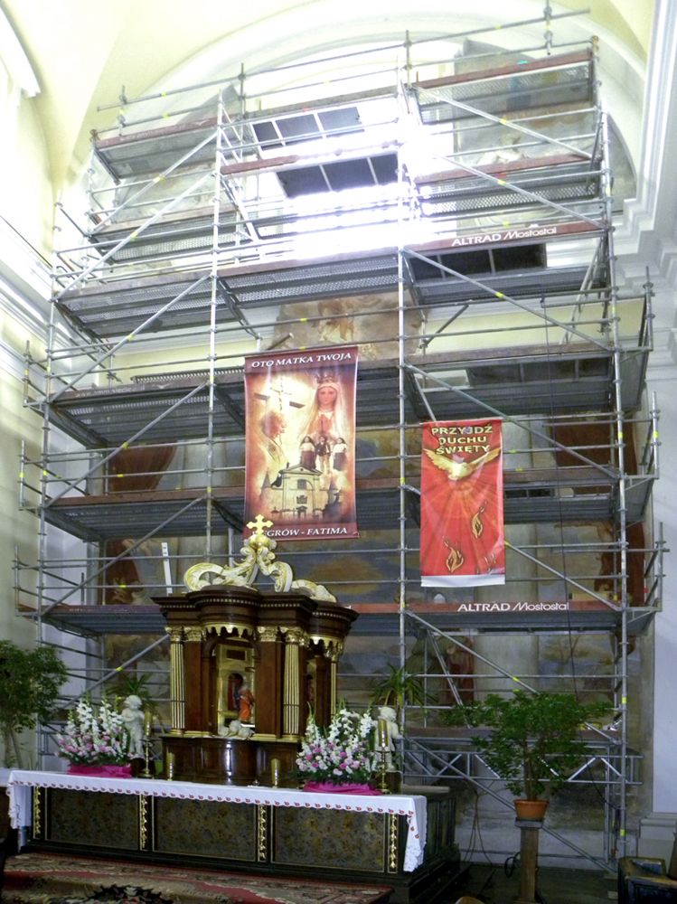 Renowacja fresku w ołtarzu głównym. (fot. sej)