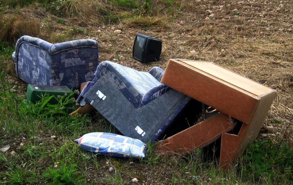 Takich obrazków na polach i w lasach chcą uniknąć władze gminy Krzywda. Dlatego co jakiś czas organizują zbiórki odpadów wielkogabarytowych. Zdjęcie symboliczne. Fot. Geralt, pixabay.com