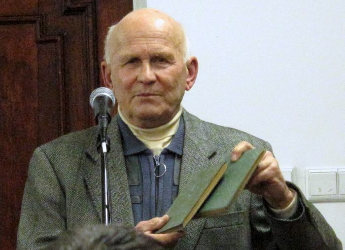 Jan Galinowski z książkami z biblioteczki swojego Dziadka, fot. Aneta Abramowicz