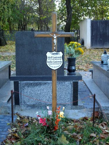 symboliczny grób Adolfa Gancwola Ganiewskiego i jego żony Emilii, fot. Ana