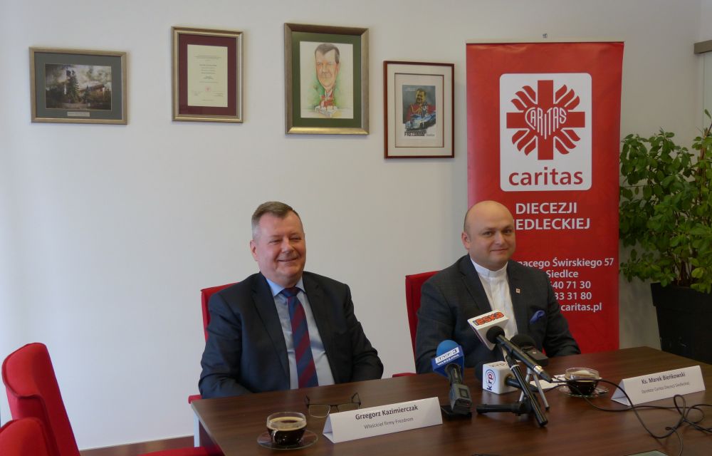 Od lewej: Grzegorz Kazimierczak - właściciel firmy Frezdrom i ks. Marek Bieńkowski - Dyrektor Caritas Diecezji Siedleckiej, fot. Ana