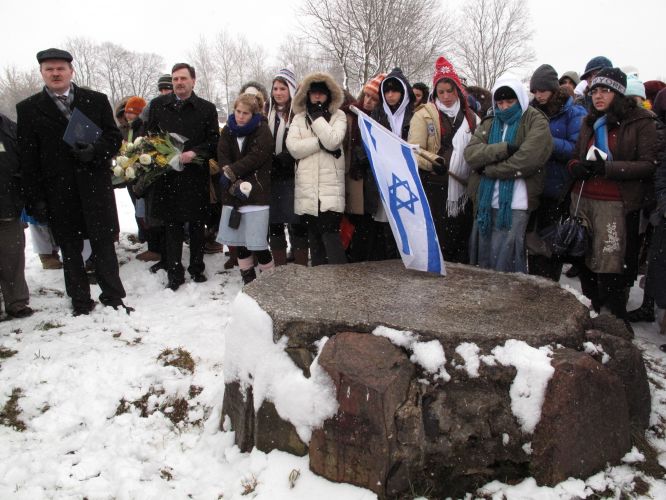 Na cmentarzu żydowskim w Siedlcach, pierwszy z lewej wiceprezydent Jarosław Głowacki, obok niego radny Bogumił Kacprzak, fot. Ana