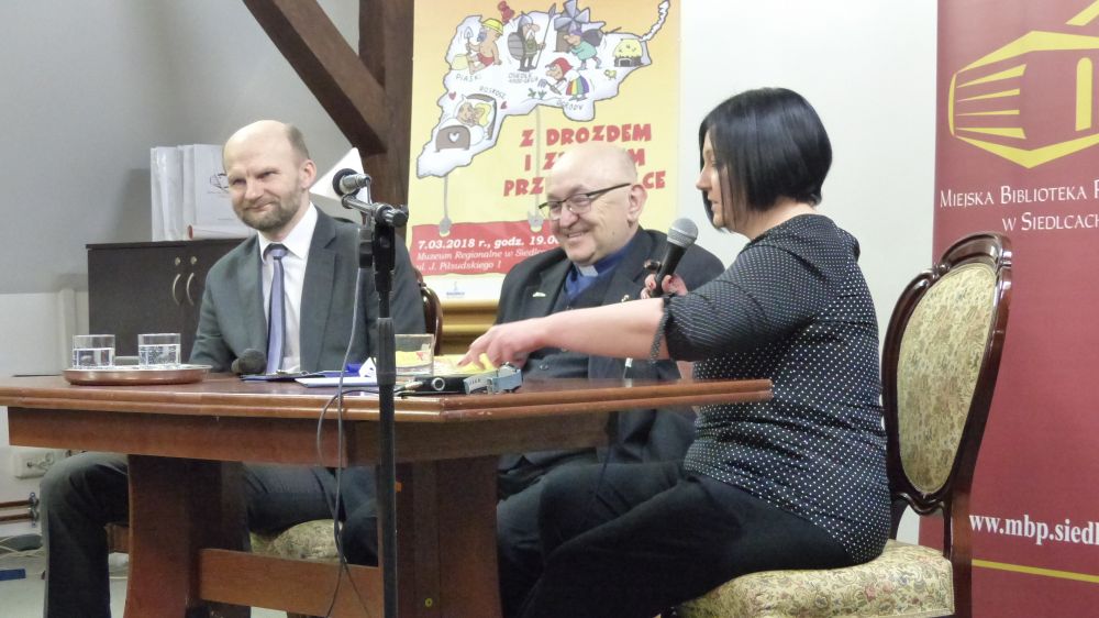 Mirosław Andrzejewski, ks. Henryk Drozd i prowadząca spotkanie, promujące ich książkę 