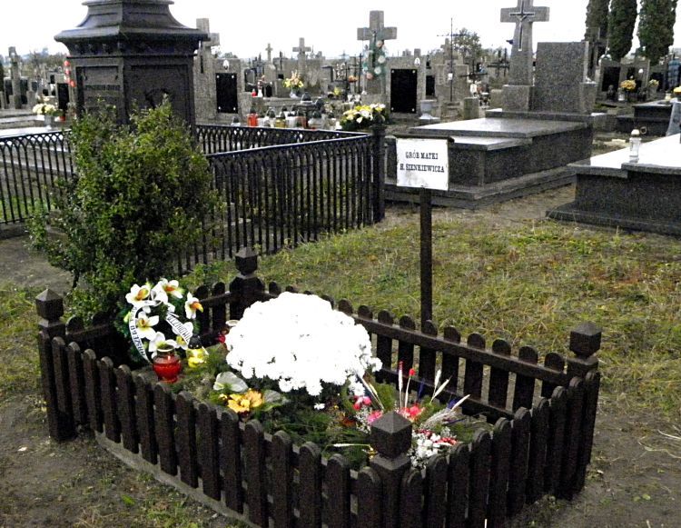 Obecny stan grobu Stefanii z Cieciszowskich Sienkiewiczowej 
na cmentarzu parafialnym w Okrzei