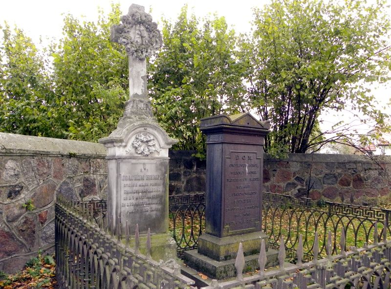 Pomniki grobowe Joachima i Rozalii, protoplastów rodu Hemplów, którzy przez ostatnie ponad 100 lat zarządzali majątkiem Tuchowicz. Za ich czasów miejscowość z miasteczka stała się wsią. Fot. PGL