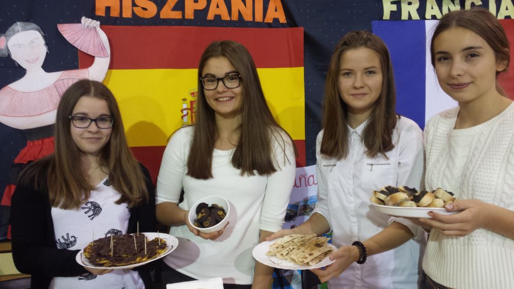 Dziewczęta z II a przygotowały: hiszpańskie racuszki, czekoladę z zielonymi oliwkami, tortillę z dwoma rodzajami sosów i pastę z czarnych oliwek