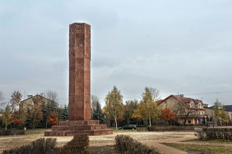 Prezydent Wojciech Kudelski z ogromnym entuzjazmem podchodził do sprzedaży cegiełek na odbudowę pomnika.