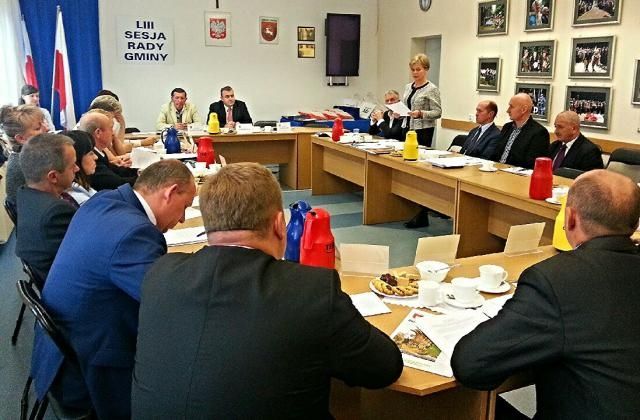 Podczas obrad Rady Gminy Łuków. Skarbniczka gminy, Alina Baka informuje radnych o planowanych zmianach w budżecie. Fot. PGL