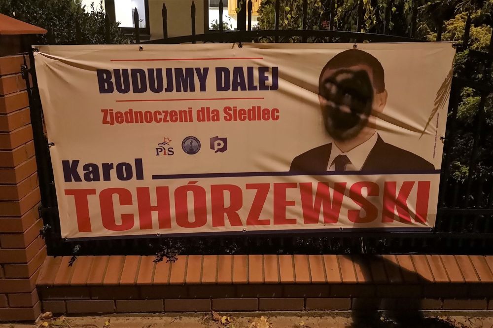Zniszczony baner wyborczy Karola Tchórzewskiego
