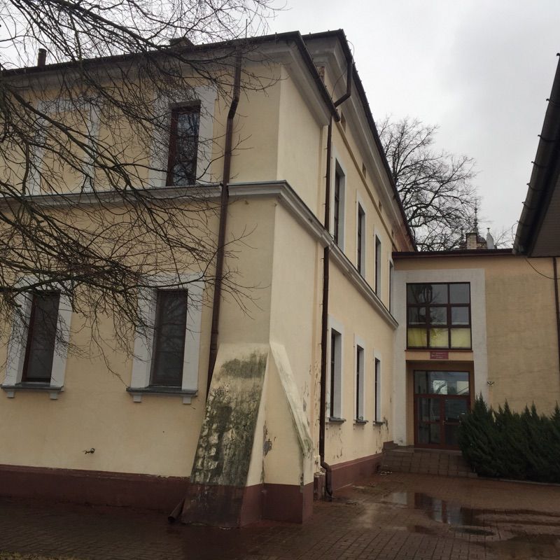 Niszczejący budynek Zakładu Opiekuńczo-Leczniczego. fot. JP