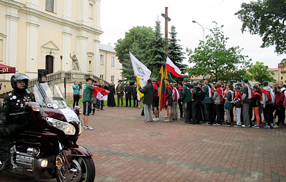 Uczestnicy Sztafety Niepodległości na Placu Narutowicza w Łukowie. Przed dwoma laty w imprezie brała udział młodzież z Wilna. Fot. PGL