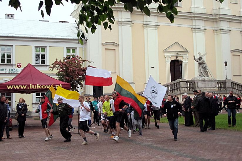 I Sztafeta Niepodległości (rok 2013) rusza z placu Gabriela Narutowicza w Łukowie. Fot. PGL