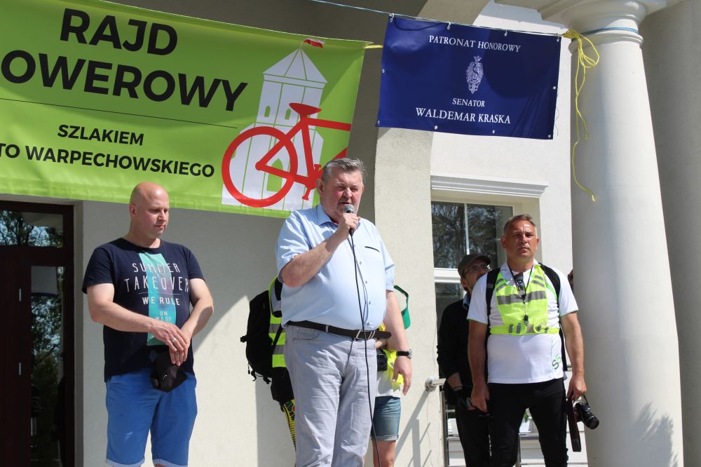 Rajd otworzył burmistrz Bogusław Karakula, wiceburmistrz Krzysztof Dąbrowski ( po lewej) wsiadł na rower