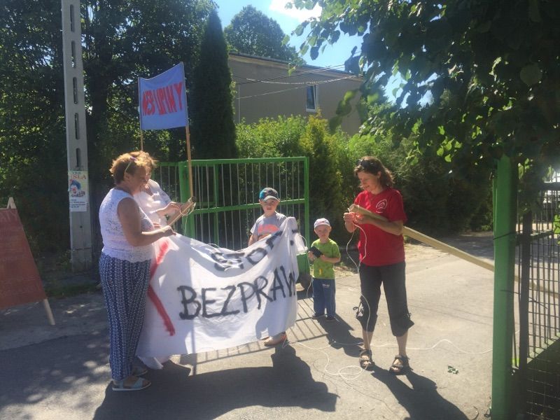 W Lipinach strajkują nauczyciele, rodzice i dzieci