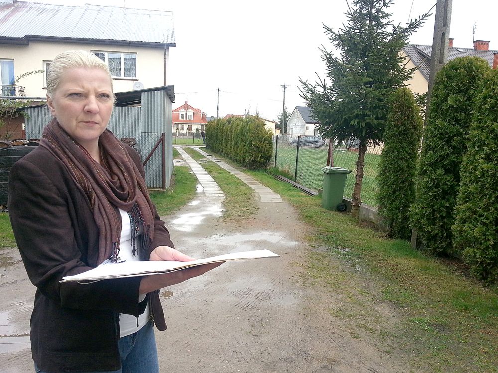 – Nie doczekałam się budowy zapowiadanej drogi, dlatego pozostaje mi przejazd przez posesję sąsiadów – mówi Jadwiga Celińska. Fot. J. Pyska
