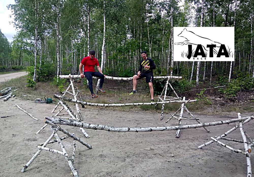 Organizatorzy biegu „Jata Race” ustawiają w lesie przeszkody, które jutro będą pokonywali uczestnicy pierwszej tego typu imprezy w powiecie łukowskim. Fot. Facebook