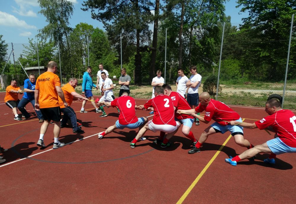 Podczas jednej z konkurencji na turnieju sportowym zorganizowanym w MOW w Jaworku. Fot. Arch. KPP w Węgrowie