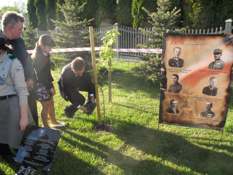 Jeden wspólny dąb upamiętania siedmiu pomordowanych, związanych z ziemią sokołowską, 
dla których dęby zostały już zasadzone w innych miastach.  