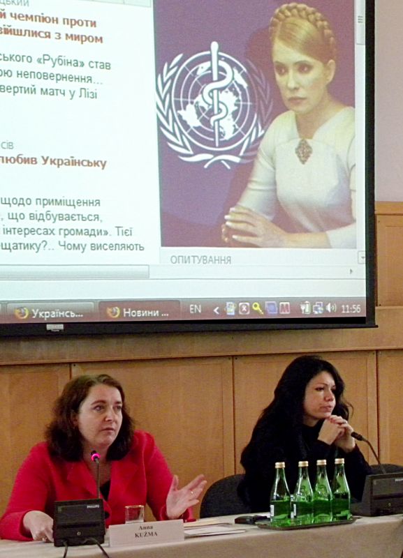 – Na Ukrainie zmarło na świńską grypę kilkanaście osób – stwierdziła na konferencji w Centrum Europejskim Natolin Anna Kużma z Polskiego Radia  (z lewej strony). Na zdjęciu po prawej stronie siedzi Viktoria Siumar, dziennikarka „Ukraińskiej Prawdy”. Fot. 