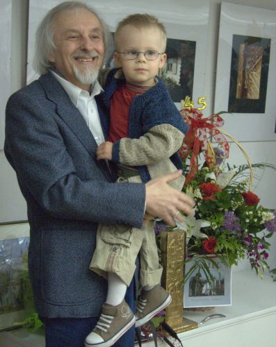 Michał Kurc z wnuczkiem, fot. Ana