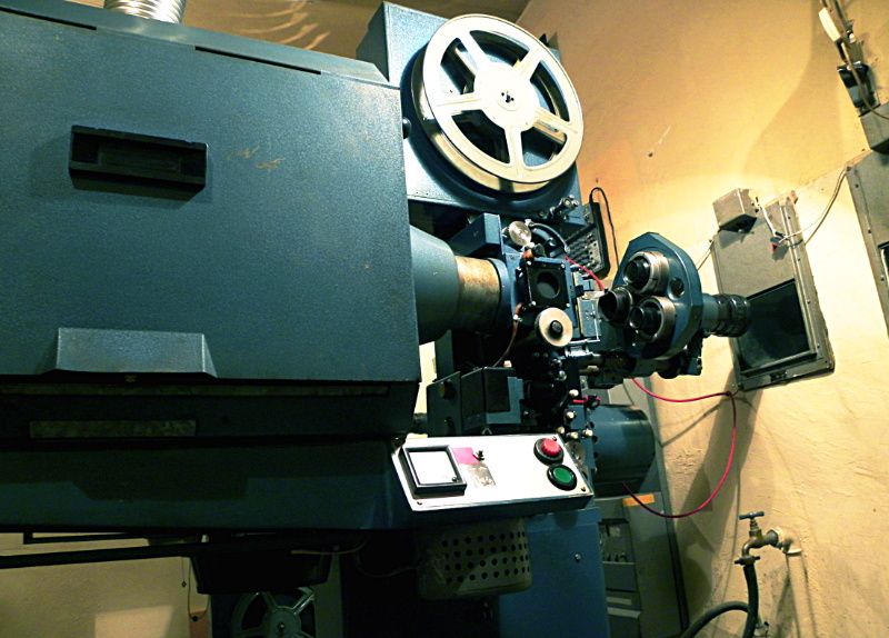 Projektor filmowy z kina „Oaza” w Łukowie pamięta czasy, gdy zamiast żarówek łukowych instalowano w nim elektrody wyładowcze. Fot. PGL