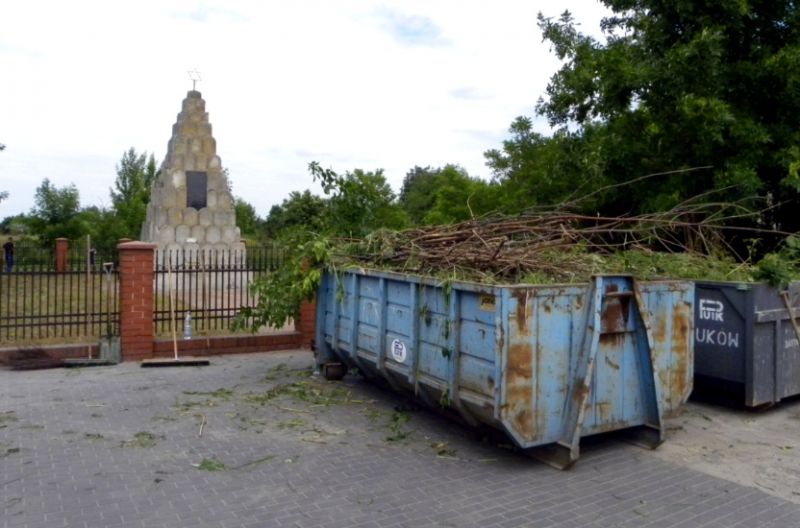 Podczas prac porządkowych na terenie łukowskiego kirkutu zebrano kilka kontenerów śmieci i wykoszonej trawy oraz chwastów. Fot. PGL
