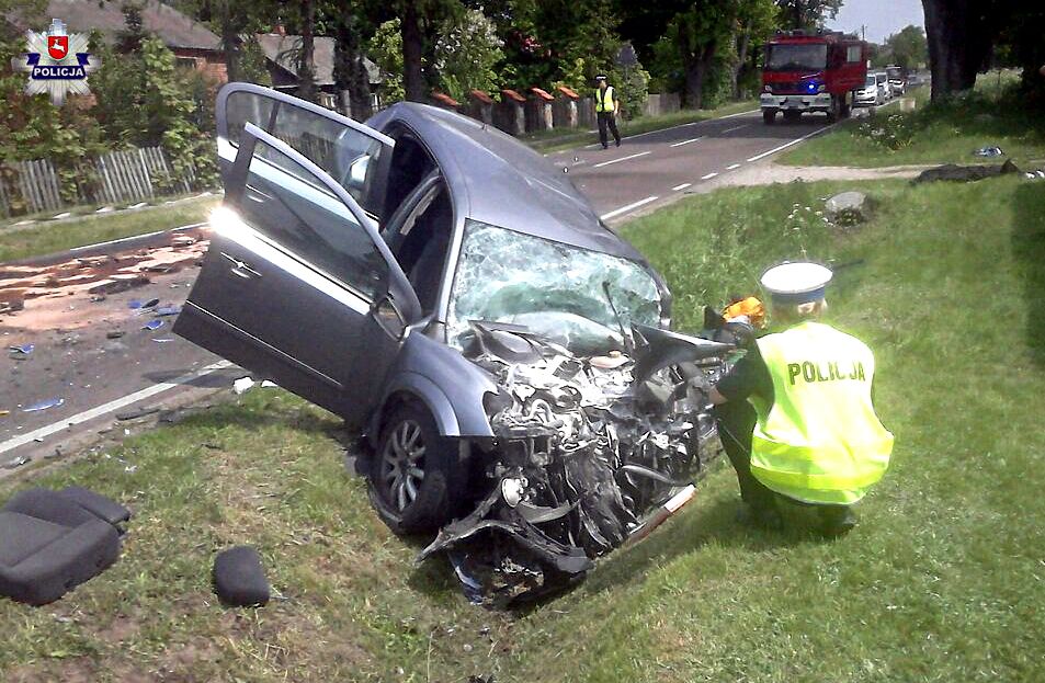Opel astra rozbity podczas czołowego zderzenia w Starych Kobiałkach. W aucie zginął 11-letni chłopiec. Jego 56-letni ojciec w stanie krytycznym trafił do szpitala. Fot. Arch. KPP w Łukowie