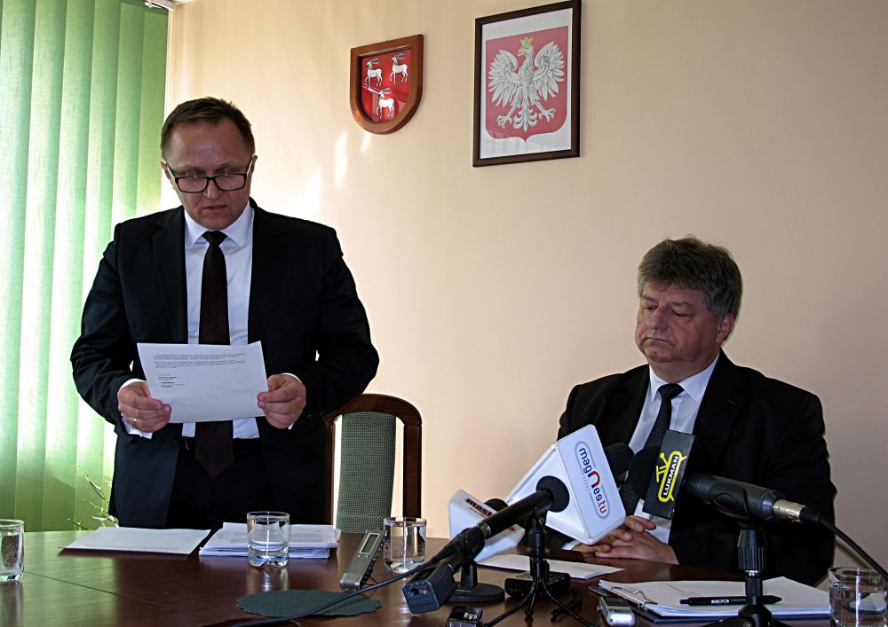 Wicestarosta W. Wolski (stoi) i starosta J. Kozioł na konferencji prasowej w sprawie afery narkotykowej w Zespole Szkół nr 3 w Łukowie. Fot. PGL