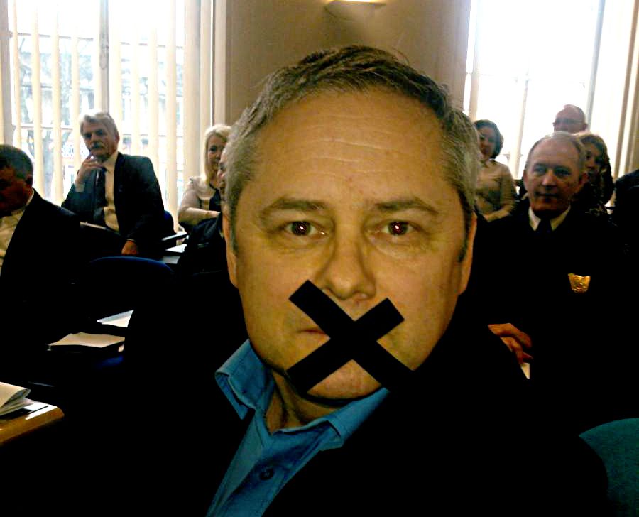 M. Kordecki protestuje przeciwko zmianom proponowanym przez przewodniczącego Rady Miasta. Fot. MZ