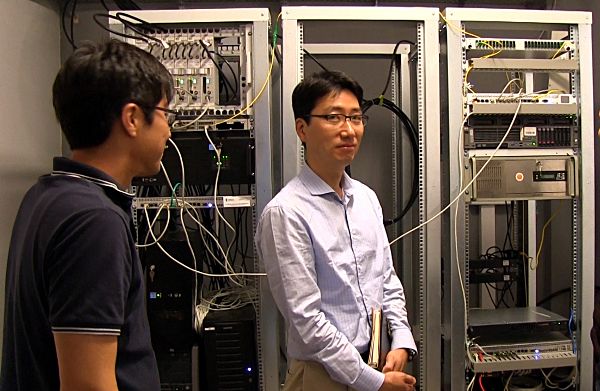 Koreańscy eksperci oglądają serwerownię w firmie FEROMedia  Fot. Arch. FEROMedia