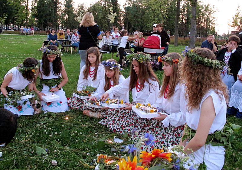 Dziewczęta z ZPiTZŁ „Łukowiacy” przy wyplataniu wianków. Fot. PGL