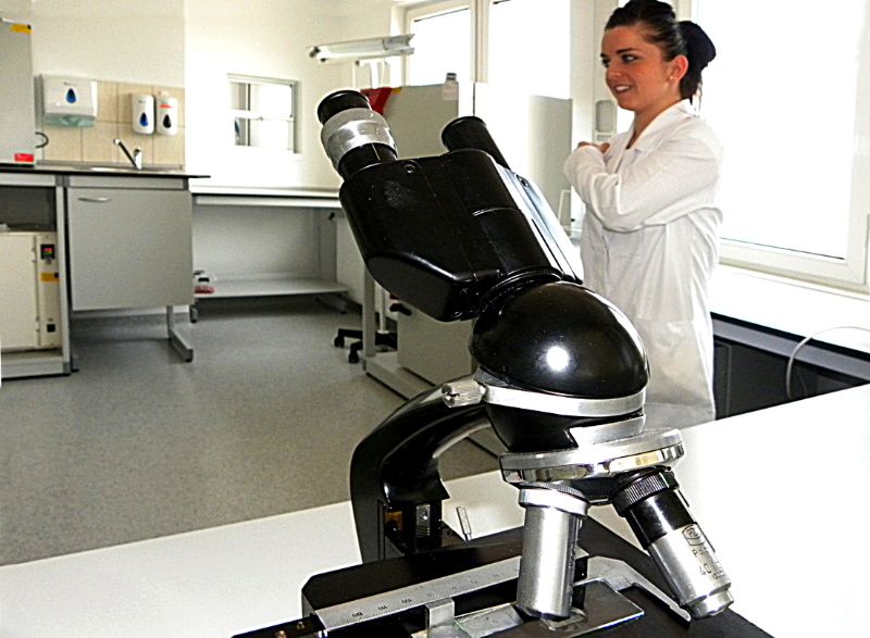 Jedna z pracownic nowo otwartej pracowni mikrobiologicznej prezentuje urządzenia laboratoryjne. Fot. PGL