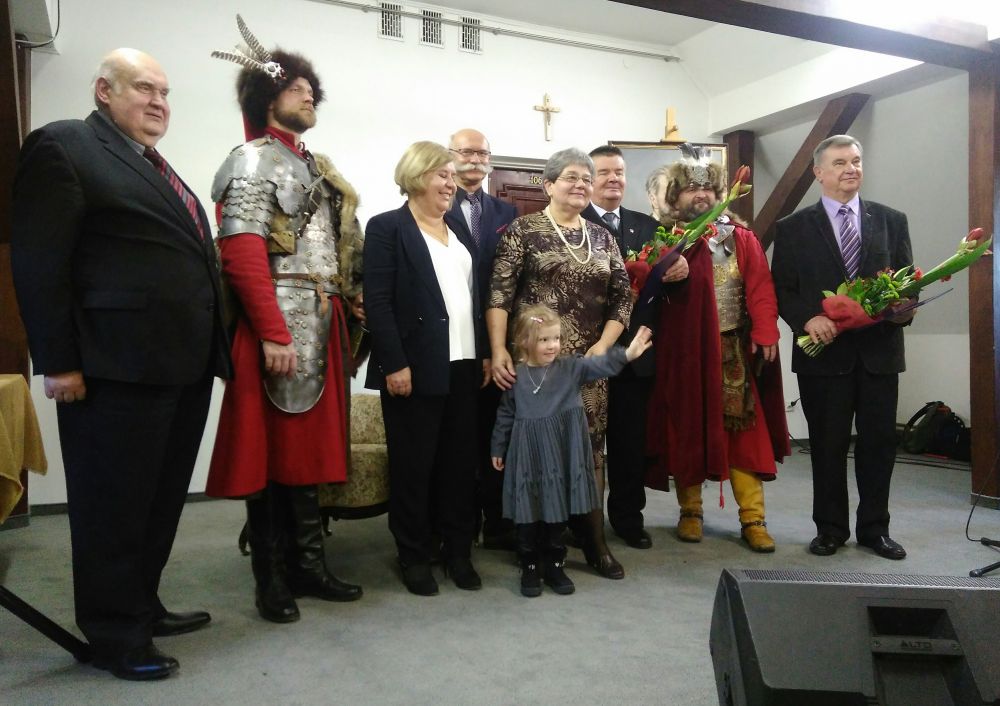 Laureaci nagrody z przewodniczącą Kapituły Zofią Czapską, 3-letnią Laurą Gujską-Lipską oraz panami w 