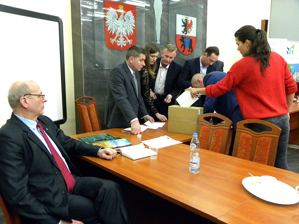 Ryszard Gajewski przygląda się głosowaniu nad swoim odwołaniem. (fot. sej)