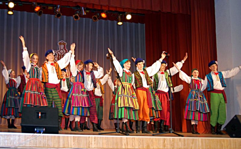 „Taniec opoczyński” w wykonaniu „Łukowiaków” podczas Festiwalu „Polski Folklor” w Łatgali na Łotwie. Fot. Arch. ZPiT „Łukowiacy”