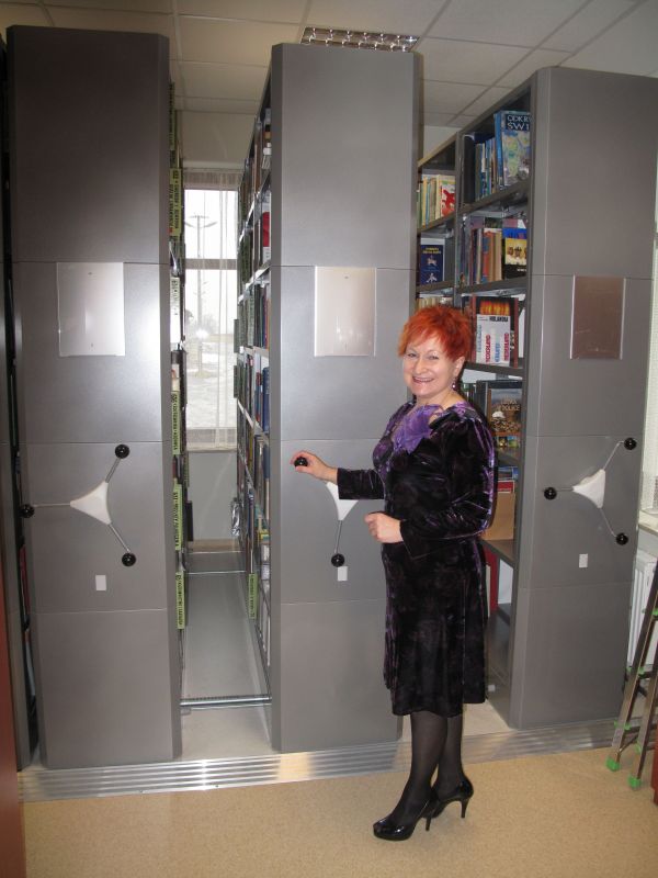 Dyrektor Hanna Lecyk w nowej bibliotece