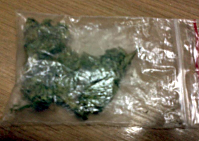 Marihuana znaleziona przez policjantów u jednego z mężczyzn. Fot. Arch. KPP w Węgrowie